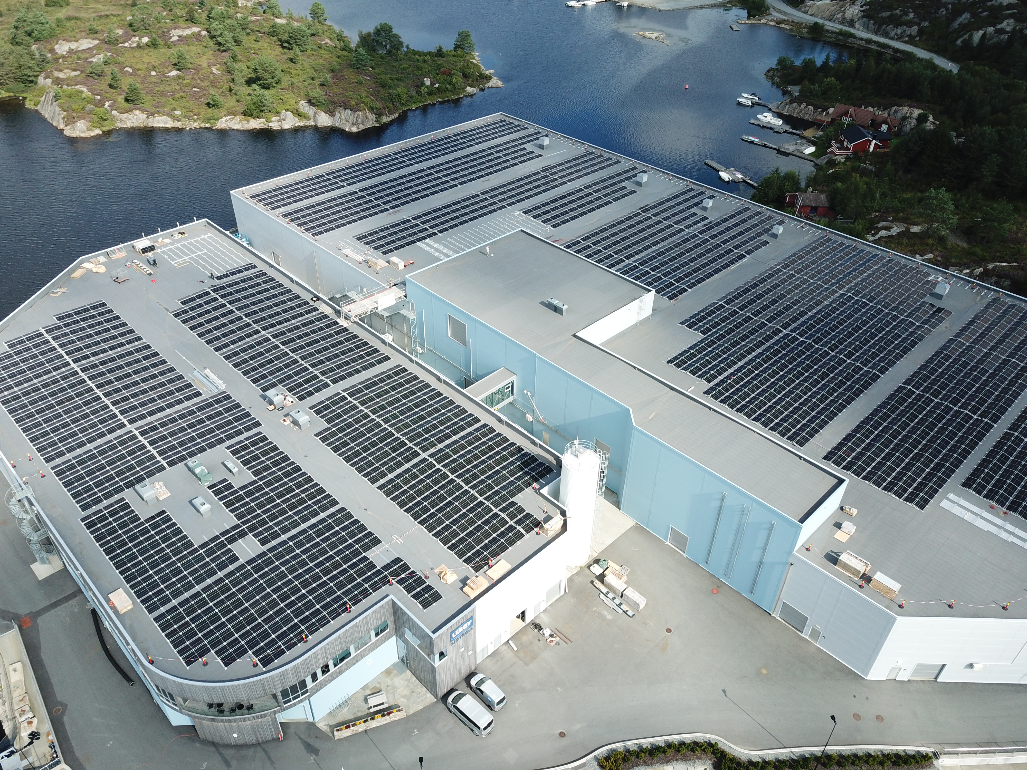 Taket p&aring; Kj&aelig;relva sett ovenfra p&aring; skr&aring;. Store deler av taket er dekket av solcellepanel. 