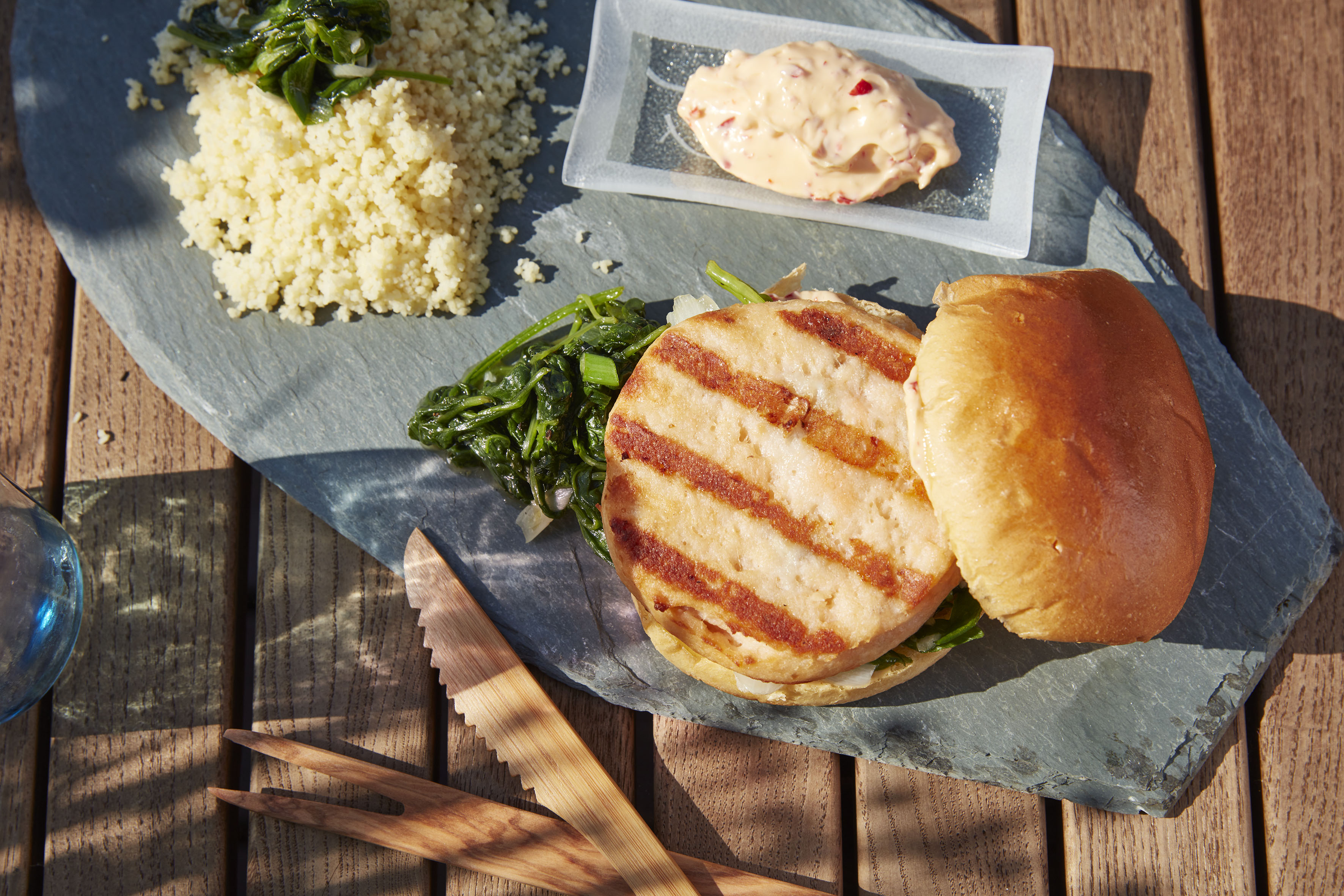 Fiskeburger med spinatmiks og couscous