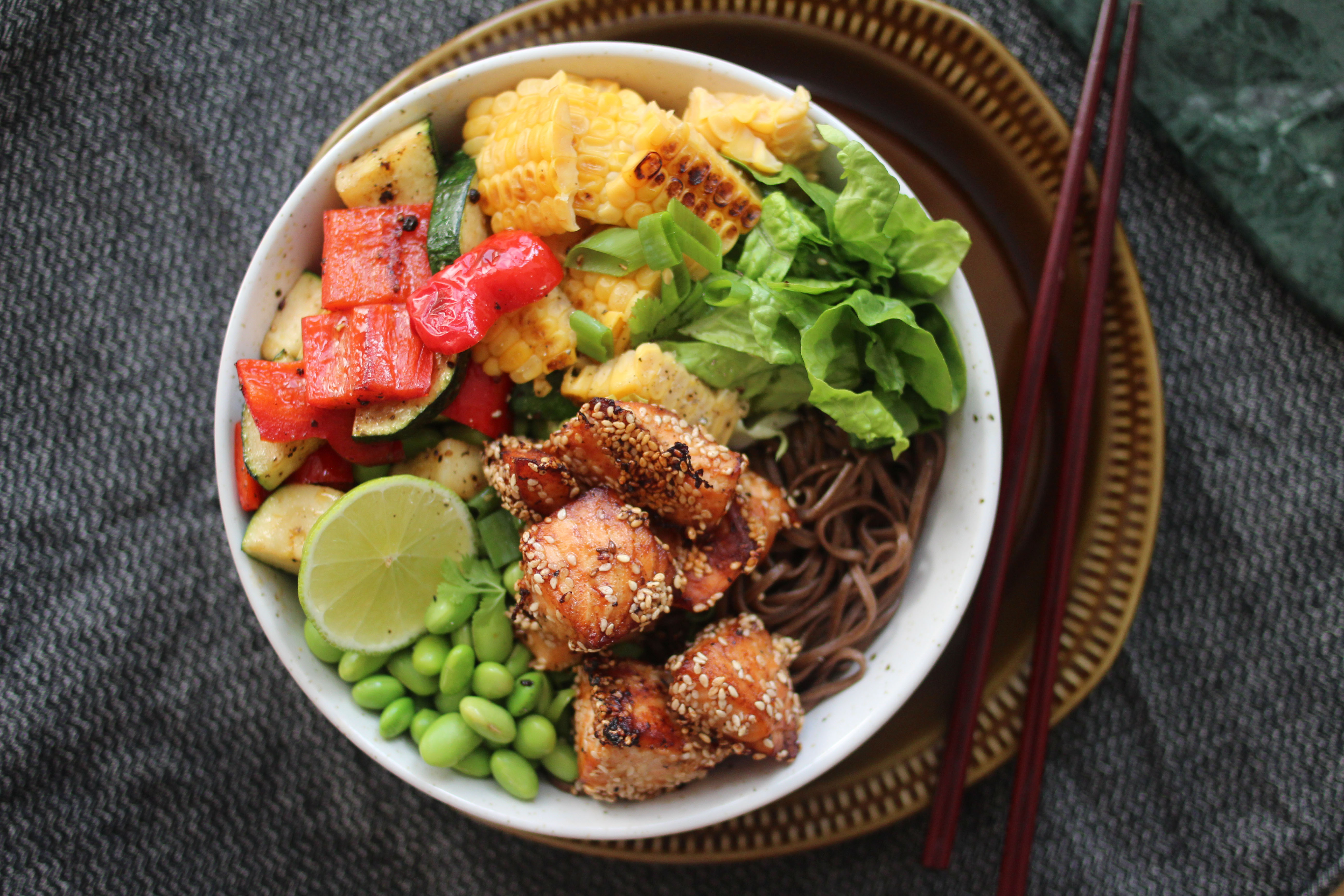 Lax med sesamfrö och nudlar