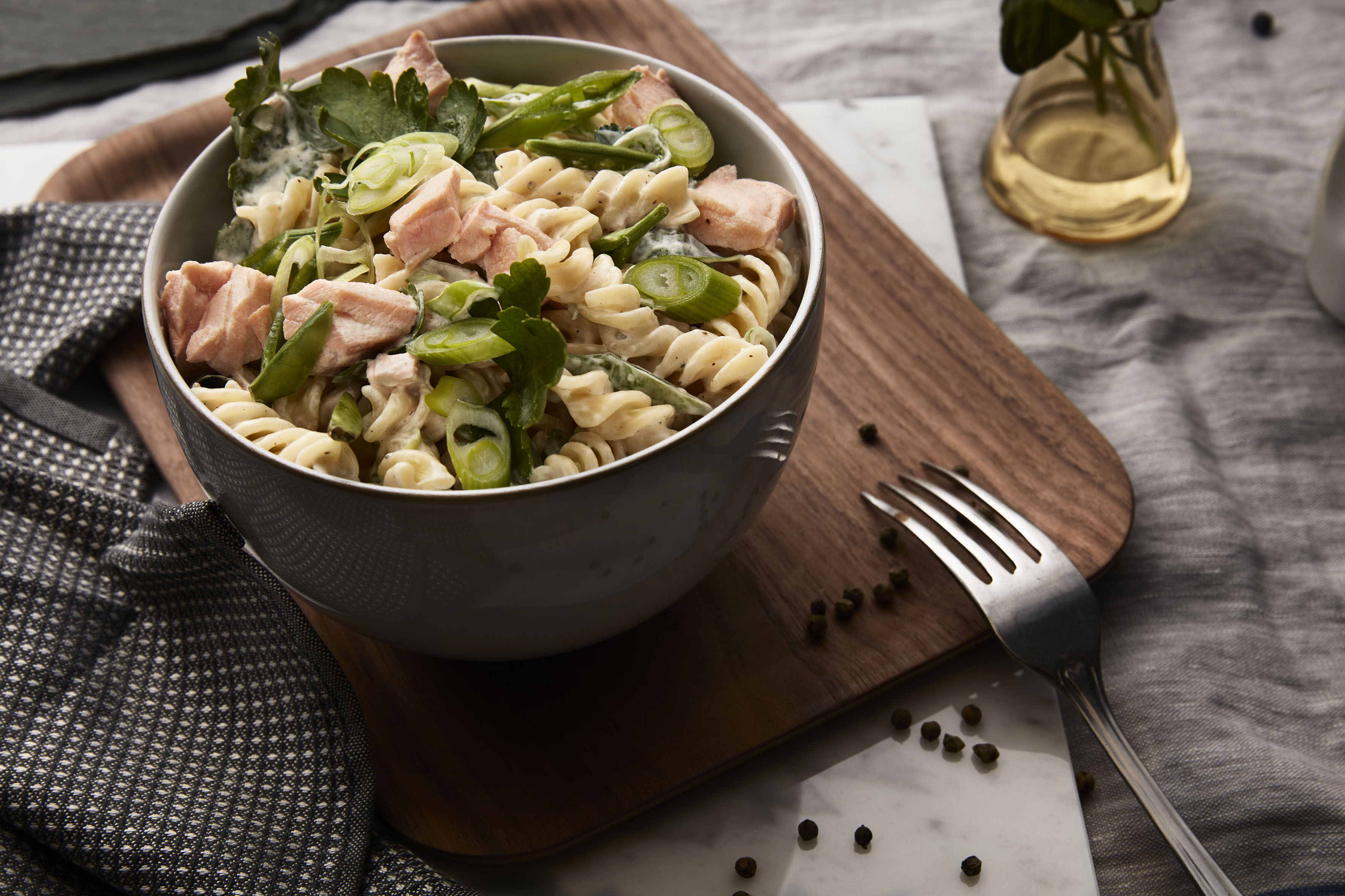 Pastasalat med laks og dressing av Q Crème Fraîche