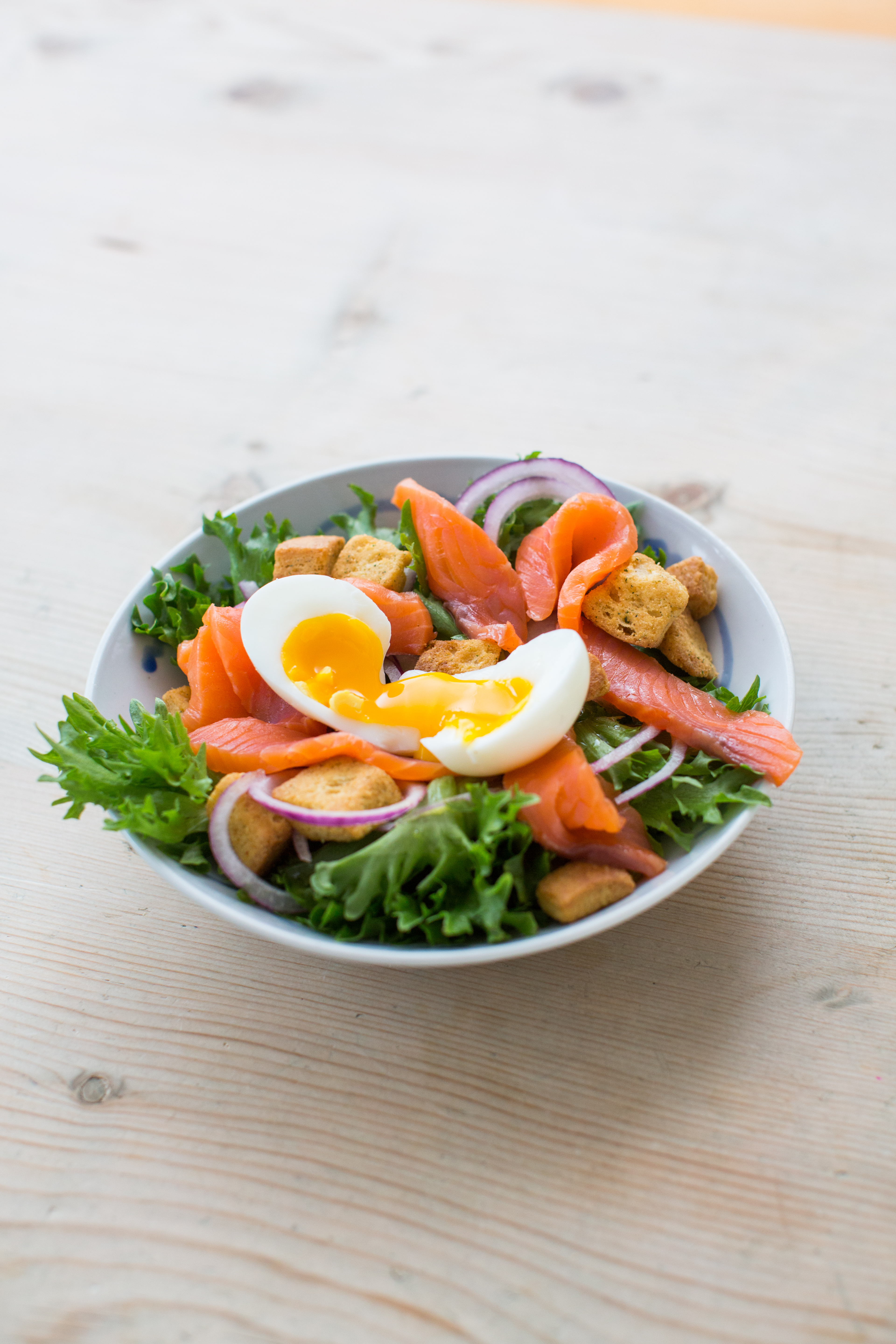 Sprø salat med røkelaks og egg