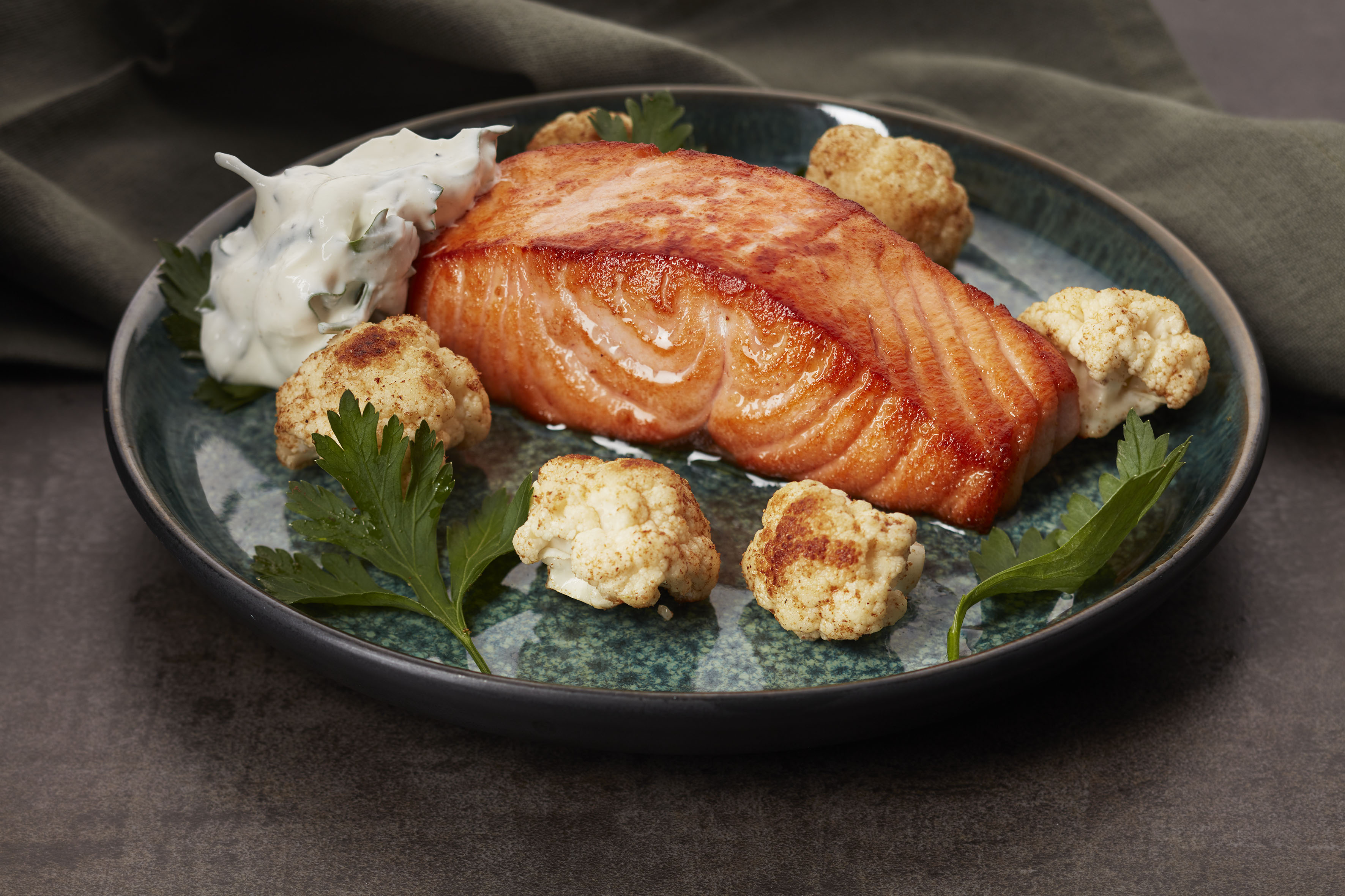 Stekt laks med spicy blomkål og yoghurtdressing