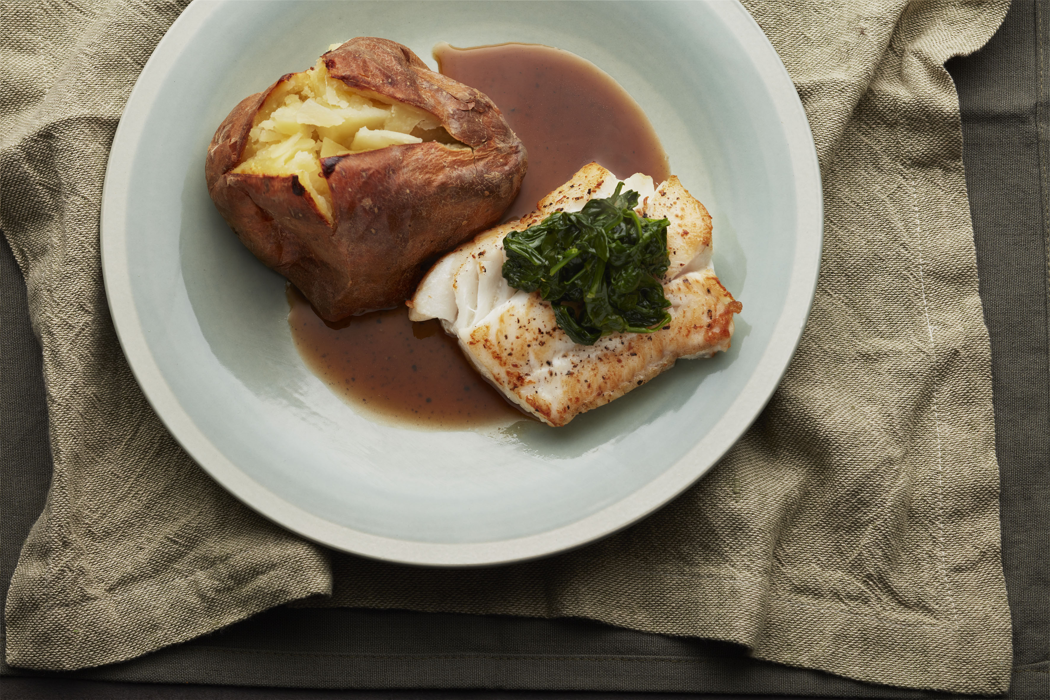 Stekt torsk med bakt potet og peppersaus